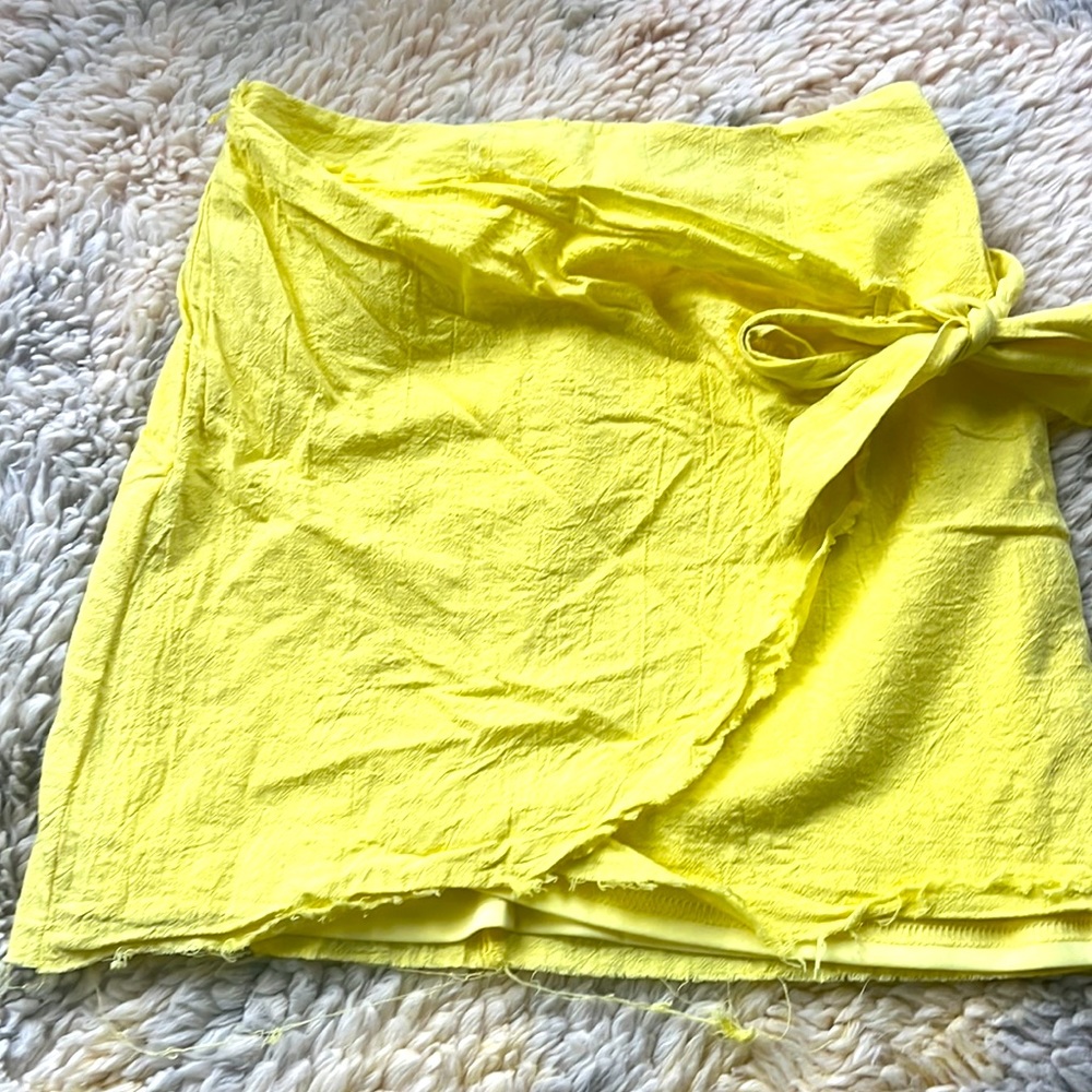Wrap yellow skirt